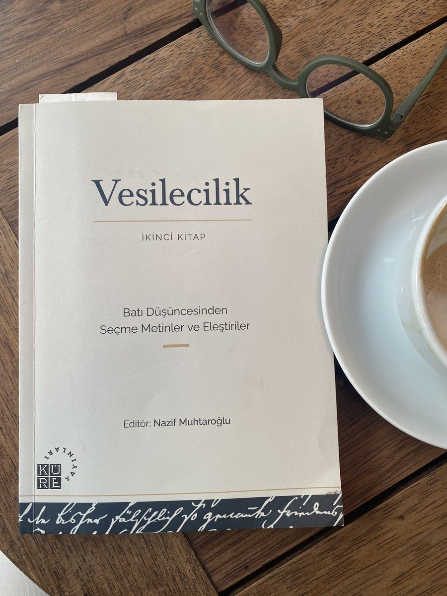 Tevazu doğrudan Erdem’den doğar ve ona çok yakındır. Erdem’in tanımı olan Tanrı ve akıl sevgisinin onları seven kişi üzerinde öyle bir etkisi vardır ki kişi kendisini terk eder, kendinden geri çekilir kendini dikkate almaz ve sadece bundan doğru ve saf saf tevazu oluşur. (s 88)
