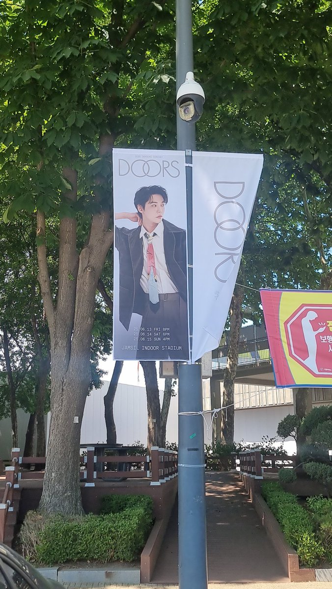 Bear_205_'s tweet photo. 알바가는 길인데 도영이 콘서트 현수막 걸려있음!!
#도영 https://t.co/8TW4JSnhcG