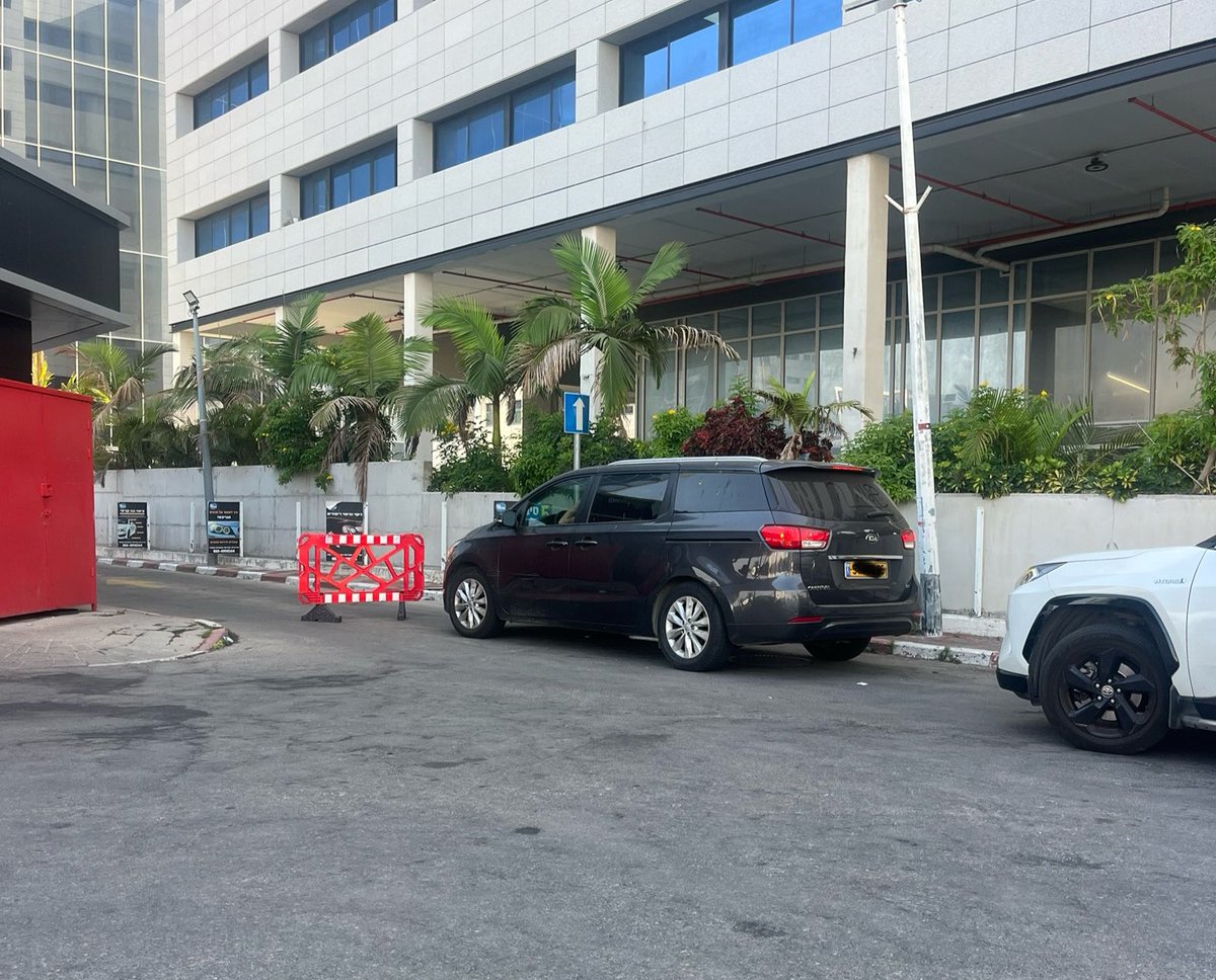 בחיים לא אבין איך בנאדם מגיע למצב שב-08:00 על הבוקר הוא מחכה שיפתחו את השטיפת רכבים. מה אין לך מטלות יותר חשובות כרגע בחיים??