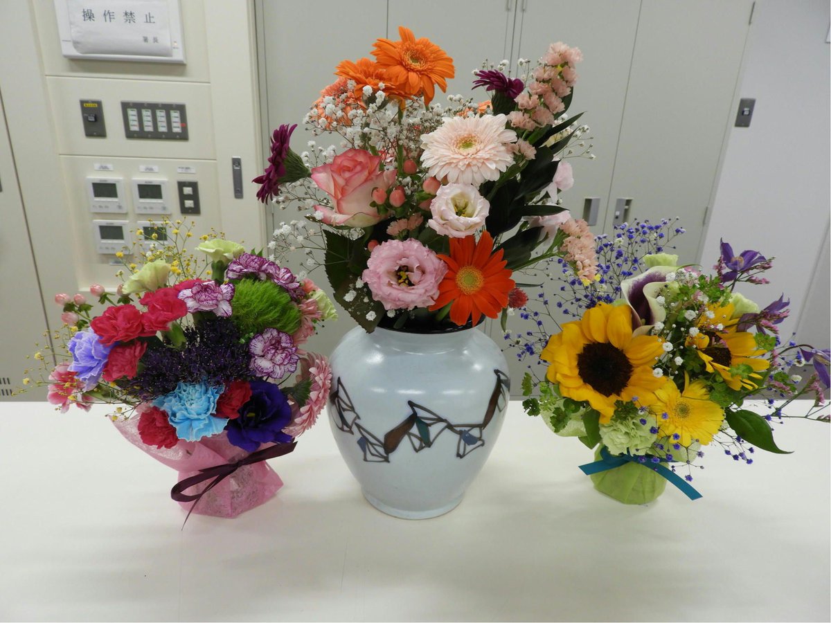 【甲斐署から】
甲斐市内にある幼稚園のお友達が、甲斐警察署に来てくれました▶「いつも見守ってくれてありがとう」と感謝の気持ちを込めた花束を警察署にプレゼントしてくれました▶この日は雨天でしたが、おかげで笑顔の花も咲きました▶また来てくださいね◀