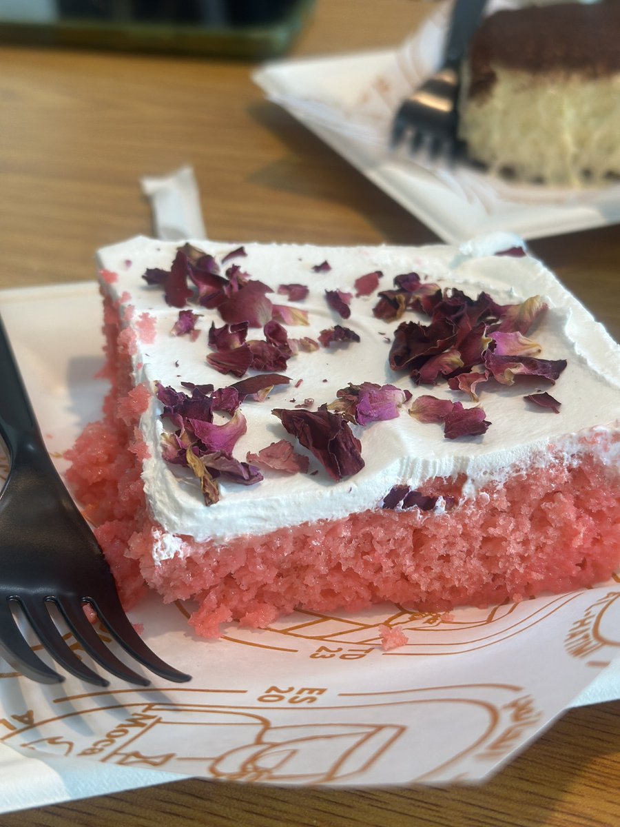 CatarinaGlow's tweet photo. Thinking about this rose water cake and rose water latte 🥀 https://t.co/SYiy21Mtga