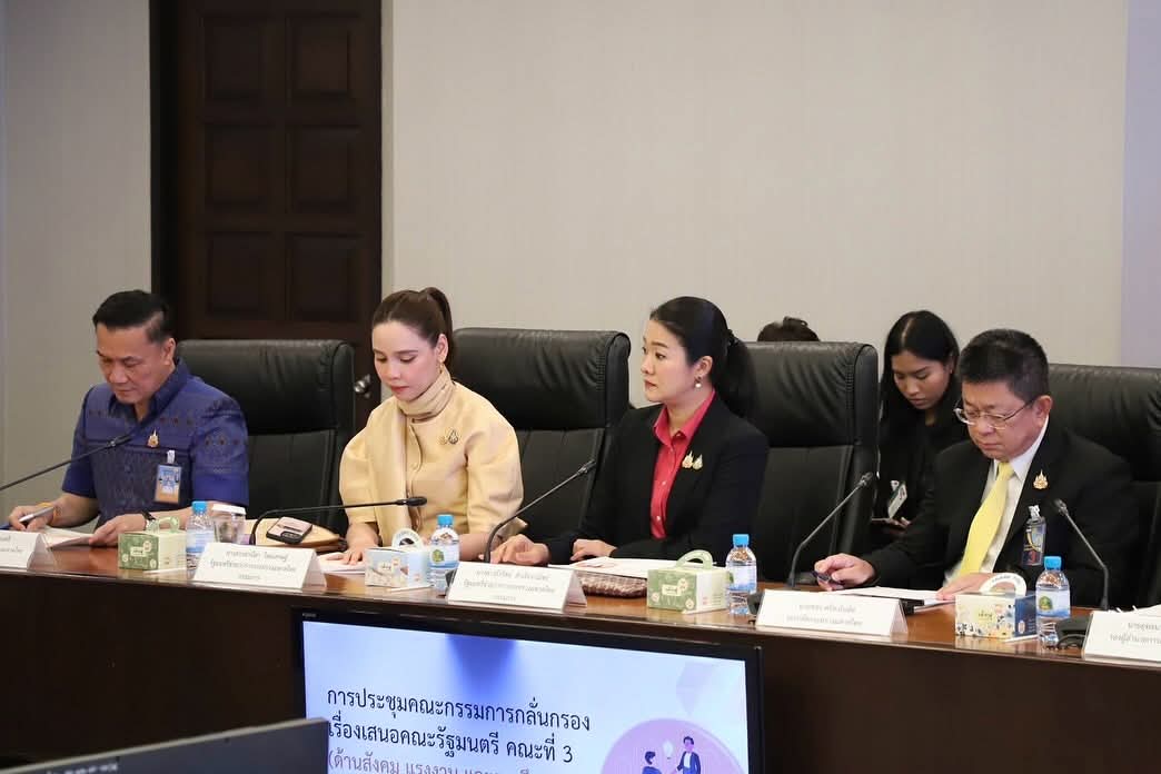 NidaPatcharin's tweet photo. 12 มิถุนายน 2568| นางสาวธีรรัตน์ สำเร็จวาณิชย์ รัฐมนตรีช่วยว่าการกระทรวงมหาดไทย ร่วมประชุมคณะกรรมการกลั่นกรองเรื่องเสนอคณะรัฐมนตรี คณะที่ 3 ครั้งที่ 2/2568 ณ ห้องประชุม 301 ตึกบัญชาการ ชั้น 3 ทําเนียบรัฐบาล 
@aim_theerarat 
#ธีรรัตน์สำเร็จวาณิชย์ 
#มทอิ่ม https://t.co/wA5wfDnkdK