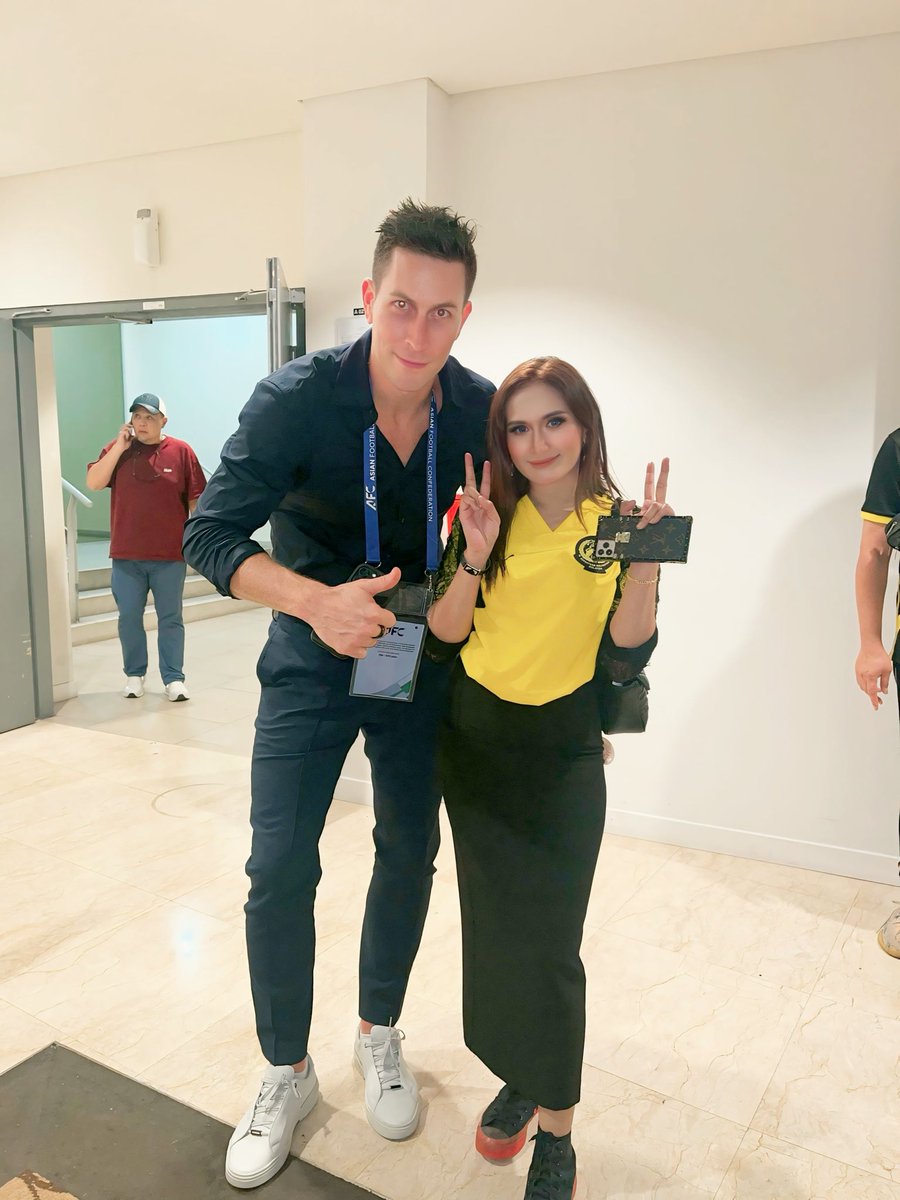 nursyuhada_7's tweet photo. With CEO of HARIMAU MALAYA
MR Rob Friend 🥰🥰🥰🥰 😍🇨🇦
Thank You 🥰
Hensem gila macam Fernando Torres and michael schumacher 😍😍😍
Memang patut pun Harimau Malaya ambik matsalleh . I ❤️ matsalleh 🤪😘
#RobFriend
#HarimauMalaya #Malaysia https://t.co/NuJaWnpmPY