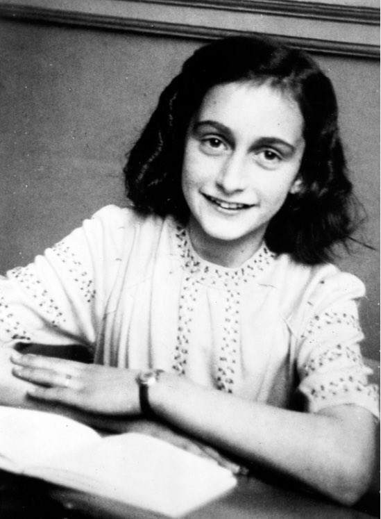 HollsteinM's tweet photo. "Solange es das noch gibt, diesen wolkenlosen blauen Himmel, darf ich nicht traurig sein." Anne Frank - Sie wäre heute 96 geworden. https://t.co/AaDIZC7qJR