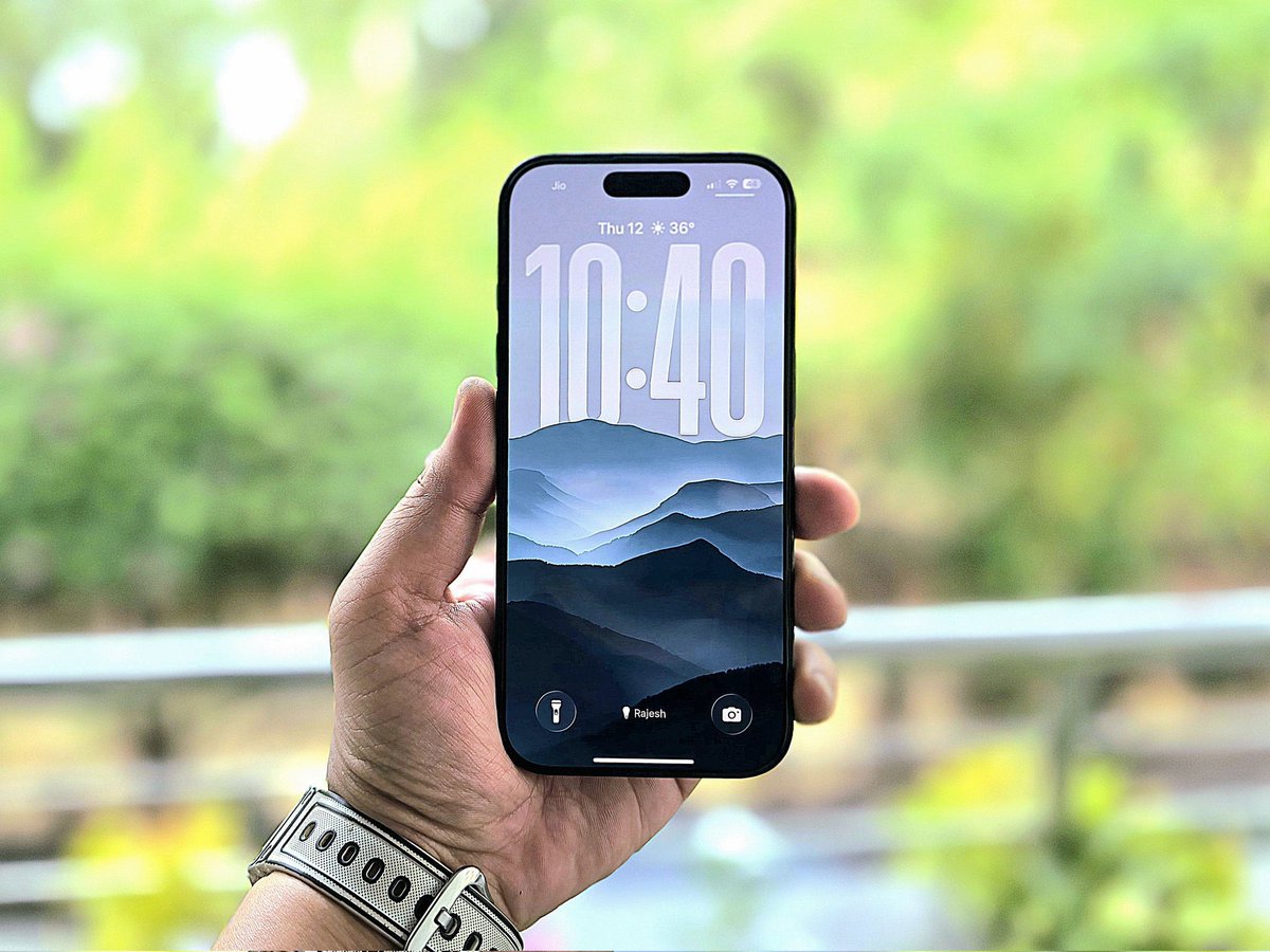 The iOS 26 lock screen looks absolutely stunning!