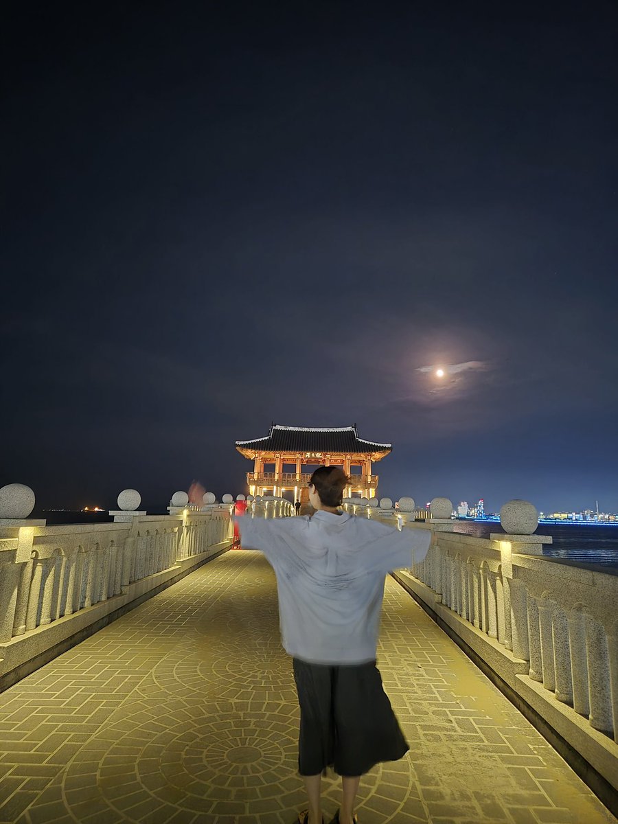tashidelek_'s tweet photo. 어제 오랫만에 신랑이랑 집앞 산책 나갔는데
덥지도 않고 너무 좋은거야
여보 오늘 바람 휭휭 불어서 너무 좋다-
모래사장 걸으면서 유난히 탄내 많이 나길래
아 조개구이 맛있겠다 먹고 가자고 할까 하다가 왔는데
옆동네에 산불난거였어.. https://t.co/dDNocUWL5E