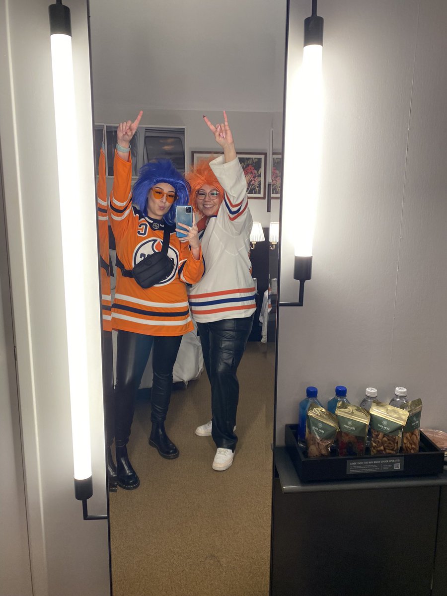 ChelseaGauchier's tweet photo. @FordSuperFans @EdmontonOilers @FordSuperFans 💙🧡💙🧡 https://t.co/PonUyPJODK
