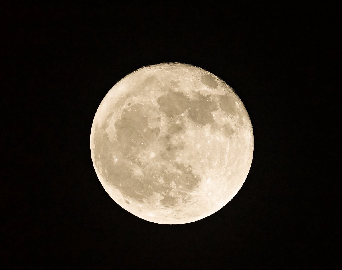 La luna que nos acompañó en nuestra victoria, descansen nación escarlata 😴