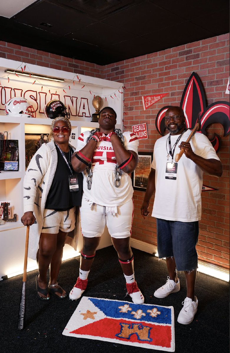 IsaiahBrought10's tweet image. Thank you @RaginCajunsFB for having on my ov me and family really enjoyed it special thank to @CoachMGiuliani and @michaeldes1