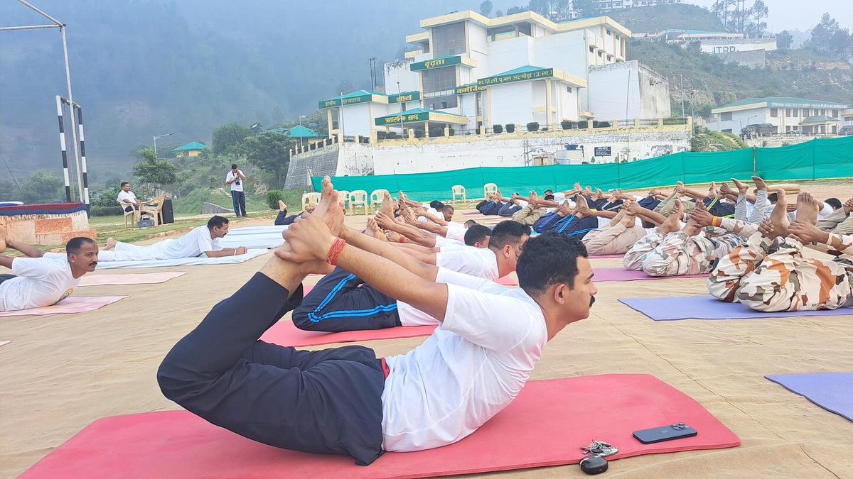 ukdirayurved's tweet photo. अल्मोड़ा में ITBP बिमोला कैंप में तीसरे दिन भी आयोजित हुआ योग शिविर🧘‍♀️ 

आज दिनांक 12 जून 2025 को जिला आयुर्वेदिक एवं यूनानी विभाग, अल्मोड़ा की ओर से भारत-तिब्बत सीमा पुलिस बल के क्षेत्रीय मुख्यालय, बिमोला कैंप (अल्मोड़ा) में योग शिविर के तीसरे दिन का आयोजन किया गया। इस शिविर में प्रतिभागियों को विभिन्न योग आसनों एवं प्राणायाम का अभ्यास कराया गया। कुल 62 प्रतिभागियों ने सक्रिय रूप से योग अभ्यास में भाग लिया।

#idyuk2025 #idyuk #Yogatsav #idy2025 #FitUttarakhandChallenge #NationalAyushMission2025 #NAM2025 #OneEarthOneHealth #WellnessThroughYoga #YogaForAll #YogaForOneEarthOneHealth