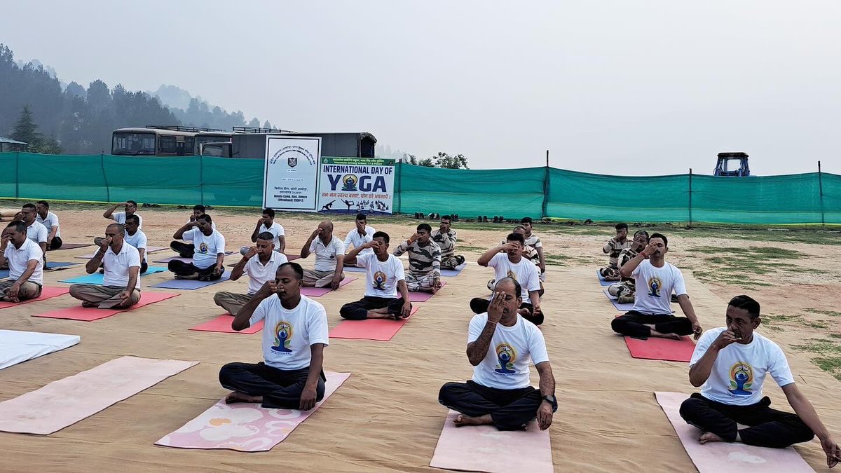 ukdirayurved's tweet photo. अल्मोड़ा में ITBP बिमोला कैंप में तीसरे दिन भी आयोजित हुआ योग शिविर🧘‍♀️ 

आज दिनांक 12 जून 2025 को जिला आयुर्वेदिक एवं यूनानी विभाग, अल्मोड़ा की ओर से भारत-तिब्बत सीमा पुलिस बल के क्षेत्रीय मुख्यालय, बिमोला कैंप (अल्मोड़ा) में योग शिविर के तीसरे दिन का आयोजन किया गया। इस शिविर में प्रतिभागियों को विभिन्न योग आसनों एवं प्राणायाम का अभ्यास कराया गया। कुल 62 प्रतिभागियों ने सक्रिय रूप से योग अभ्यास में भाग लिया।

#idyuk2025 #idyuk #Yogatsav #idy2025 #FitUttarakhandChallenge #NationalAyushMission2025 #NAM2025 #OneEarthOneHealth #WellnessThroughYoga #YogaForAll #YogaForOneEarthOneHealth