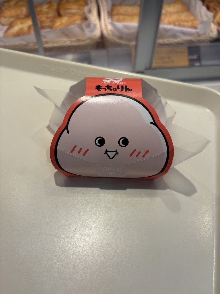 先日ついに出会いました！
見つめられているような気がしてしまい😂
今回は1種だけでしたが全種コンプリートしたい…🍩

「ぱんてな」ではドーナツ特集記事を企画中💭

ぜひ皆さんオススメの店舗があればコメントで
教えてください📩！

<a href="/misterdonut_jp/">ミスタードーナツ</a> 
#もっちゅりん #ミスタードーナツ