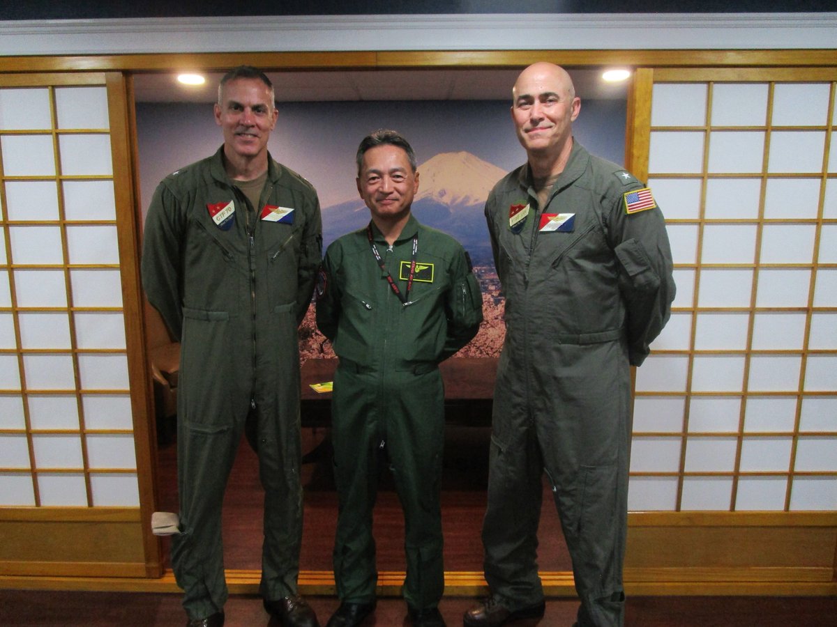 jmsdf_af's tweet photo. 6月5日、#航空集団 司令官は #米空母 #ジョージワシントン を訪問し #米海軍 #第70任務部隊 司令官と懇談しました。 #海上自衛隊 と米海軍との関係をより一層強固なものとし、 #日米同盟 による抑止力・対処力の強化に貢献していきます。
#CTF70 #CVN73 https://t.co/3lNzp4iLh0