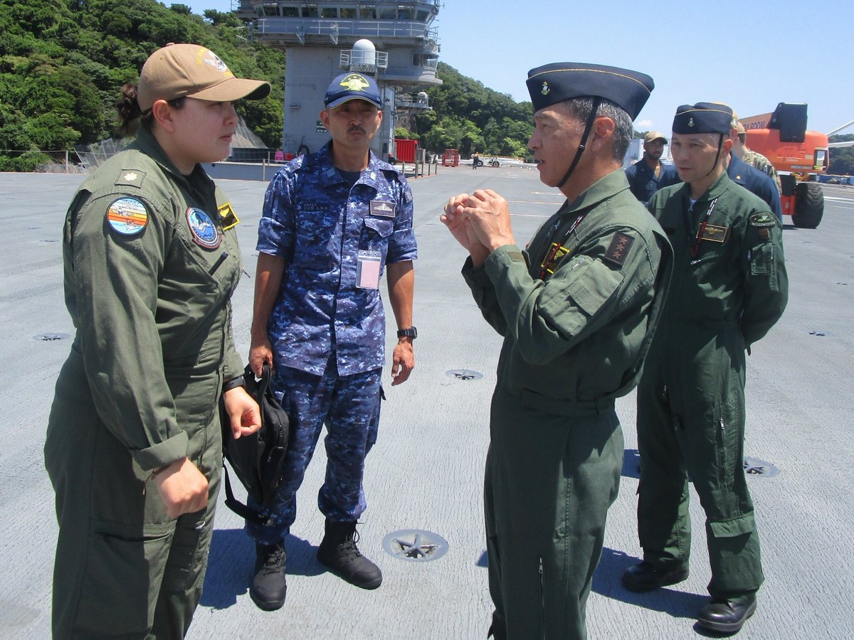 jmsdf_af's tweet photo. 6月5日、#航空集団 司令官は #米空母 #ジョージワシントン を訪問し #米海軍 #第70任務部隊 司令官と懇談しました。 #海上自衛隊 と米海軍との関係をより一層強固なものとし、 #日米同盟 による抑止力・対処力の強化に貢献していきます。
#CTF70 #CVN73 https://t.co/3lNzp4iLh0
