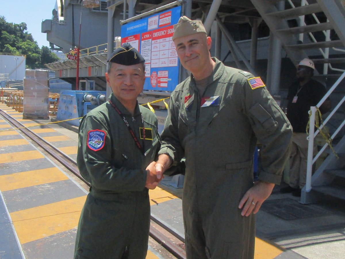 jmsdf_af's tweet photo. 6月5日、#航空集団 司令官は #米空母 #ジョージワシントン を訪問し #米海軍 #第70任務部隊 司令官と懇談しました。 #海上自衛隊 と米海軍との関係をより一層強固なものとし、 #日米同盟 による抑止力・対処力の強化に貢献していきます。
#CTF70 #CVN73 https://t.co/3lNzp4iLh0