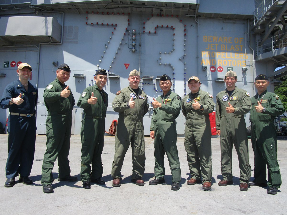 jmsdf_af's tweet photo. 6月5日、#航空集団 司令官は #米空母 #ジョージワシントン を訪問し #米海軍 #第70任務部隊 司令官と懇談しました。 #海上自衛隊 と米海軍との関係をより一層強固なものとし、 #日米同盟 による抑止力・対処力の強化に貢献していきます。
#CTF70 #CVN73 https://t.co/3lNzp4iLh0