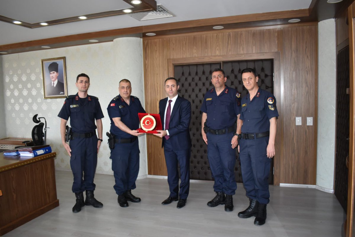 Atakum İlçe jandarma Komutanlığı Kaymakamımız Sayın Kemal Yıldız’a veda ziyaretinde bulundu. İlçe Jandarma Komutanımız Kd. Yzb. Mustafa Kemal Akcan Kaymakamımıza hediye takdim etti.