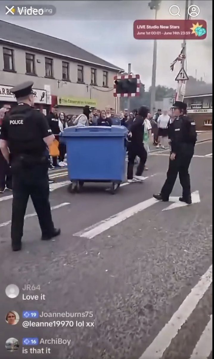 seamyduff's tweet image. This is the RUC/PSNI perfectly summed up in 1 single photo……useless!!! #notfitforpurpose #protestantpoliceforceforprotestantpeople #w #joke #embarassment