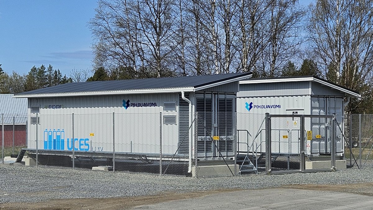 Kierikkiin on valmistunut #PVOVesivoima’n ensimmäinen ultrakondensaattori, lyhyen aikavälin säätötarpeeseen vastaava energiavarasto. Keräämme tietoa ja käyttökokemuksia tällä pilottiprojektilla mahdollista laajempaa investointia varten. pohjolanvoima.fi/ultrakondensaa… #energiavarasto