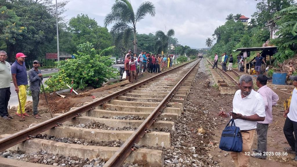 Kandy -Peradeniya Rail track issue!
It's solved by today morning!
Appreciate the resident who informed this to the authorities &amp; hard work of the Railway Employees who solve it asap.