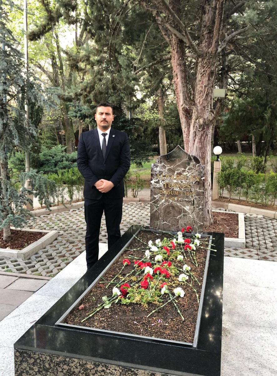 GÜLÜMSE, BİR VAKUR MATEMLE TURAN, 
KOSKOCA BİR COĞRAFYA YAŞ DÖKTÜ ARDINDAN..
#ülküocakları
#milliyetçihareketpartisi
#başbuğalparslantürkeş