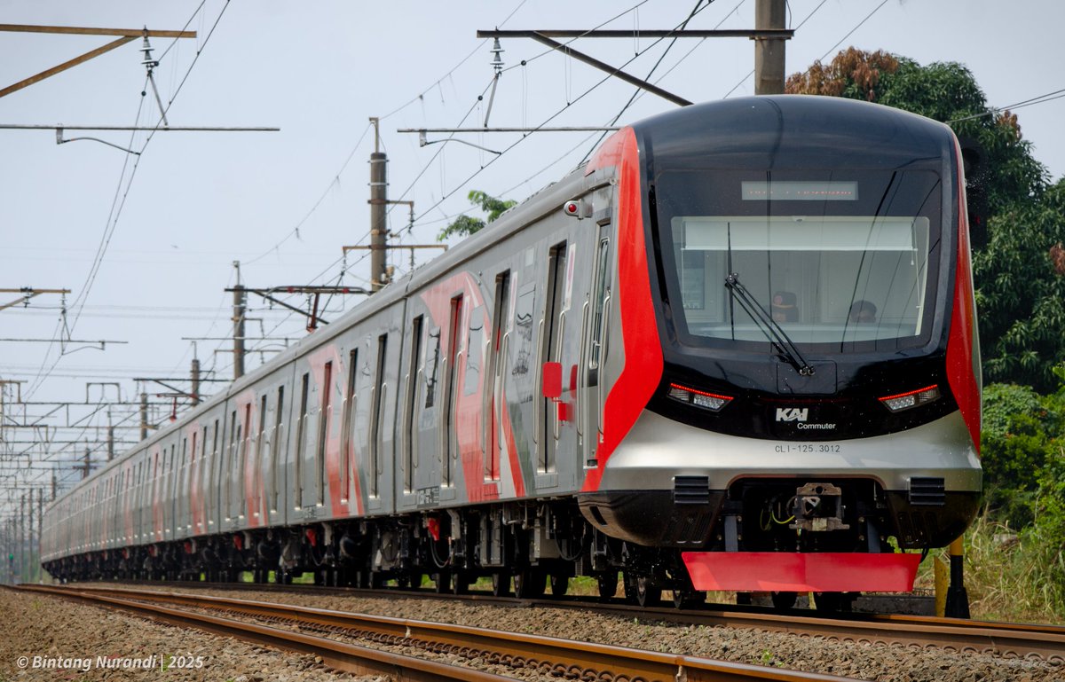 HoshinoTetsudo's tweet photo. SFC120-V [CL I-125.3001/3012F] on the Cikarang line. 

#鉄道 #鉄道写真 #keretaapiindonesia #Railways #railwayphotography #indonesianrailway #fotokereta #KRL #commuterline #CRRC #KAIC #jakarta https://t.co/Qi19yRv8c5