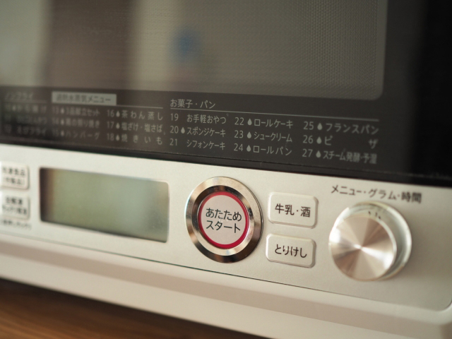 yourSELECT_Life's tweet photo. Q, オーブンレンジは価格帯によって何が変わる？

A,💁‍♀️
オーブンレンジは、機能を絞って低価格を実現したモデルから最新機能を搭載した高額モデルまで、ラインナップは多岐にわたります。

「温めや解凍など基本的な機能があれば良いので、安いものがいい」という人には、3万円以下の低価格帯のオーブンレンジがおすすめです。

3〜6万円くらいの中価格帯は、赤外線や蒸気のセンサー機能を搭載している製品がグンと増え、焼きムラをなくしたり、乾燥を防いだりと料理の仕上がりを高めてくれます。

6万円以上の価格帯は、容量が大きくなり、2商品同時あたため機能やスマートフォン連携など、食べ盛りの子どもがいる家庭や大人数の料理もまかなえます。

オーブンレンジの選び方を料理研究家が解説
https://t.co/5Ie4OLvFjZ

#オーブンレンジ #選び方 #ユアセレクト