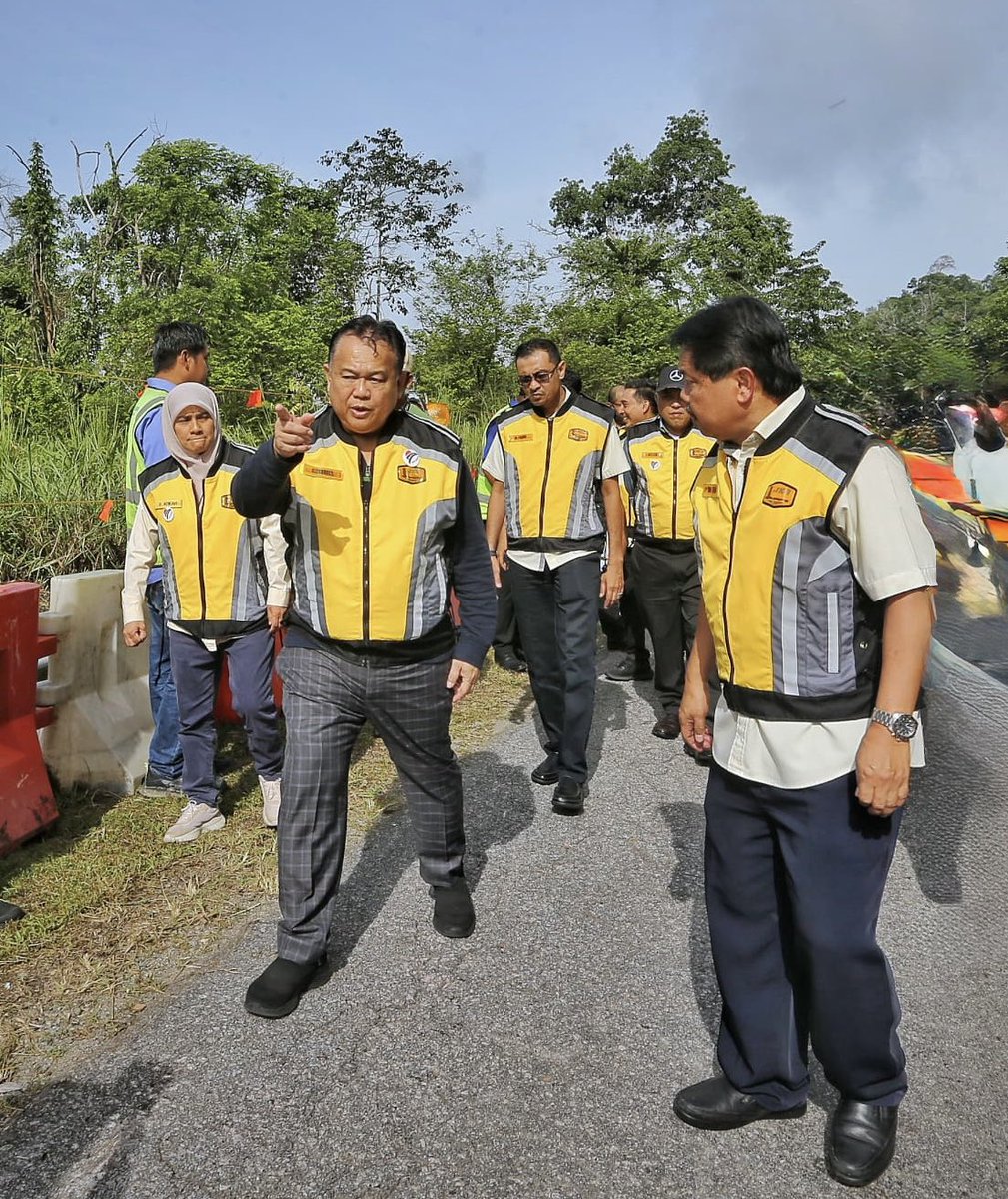 Sayu dan amat memilukan.

Turun ke lokasi kemalangan pelajar-pelajar UPSI di Gerik-Jeli dan melihat serpihan barangan mangsa yang masih ditinggalkan di sini, hati saya sebagai seorang ayah kepada anak-anak yang juga masih belajar seperti pelajar-pelajar ini, turut terusik.