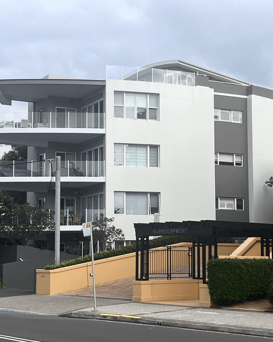 NetworkBS's tweet photo. South Coast Cladding have expertly installed ALPOLIC™ NC in Milk White on these South Coast apartments. The result? A sleek, modern finish that gives the entire façade a fresh, contemporary look.

#networkbuildingsupplies #alpolic #alpolicaustralasia #facade #australianbusiness https://t.co/JR2i5rLRhx