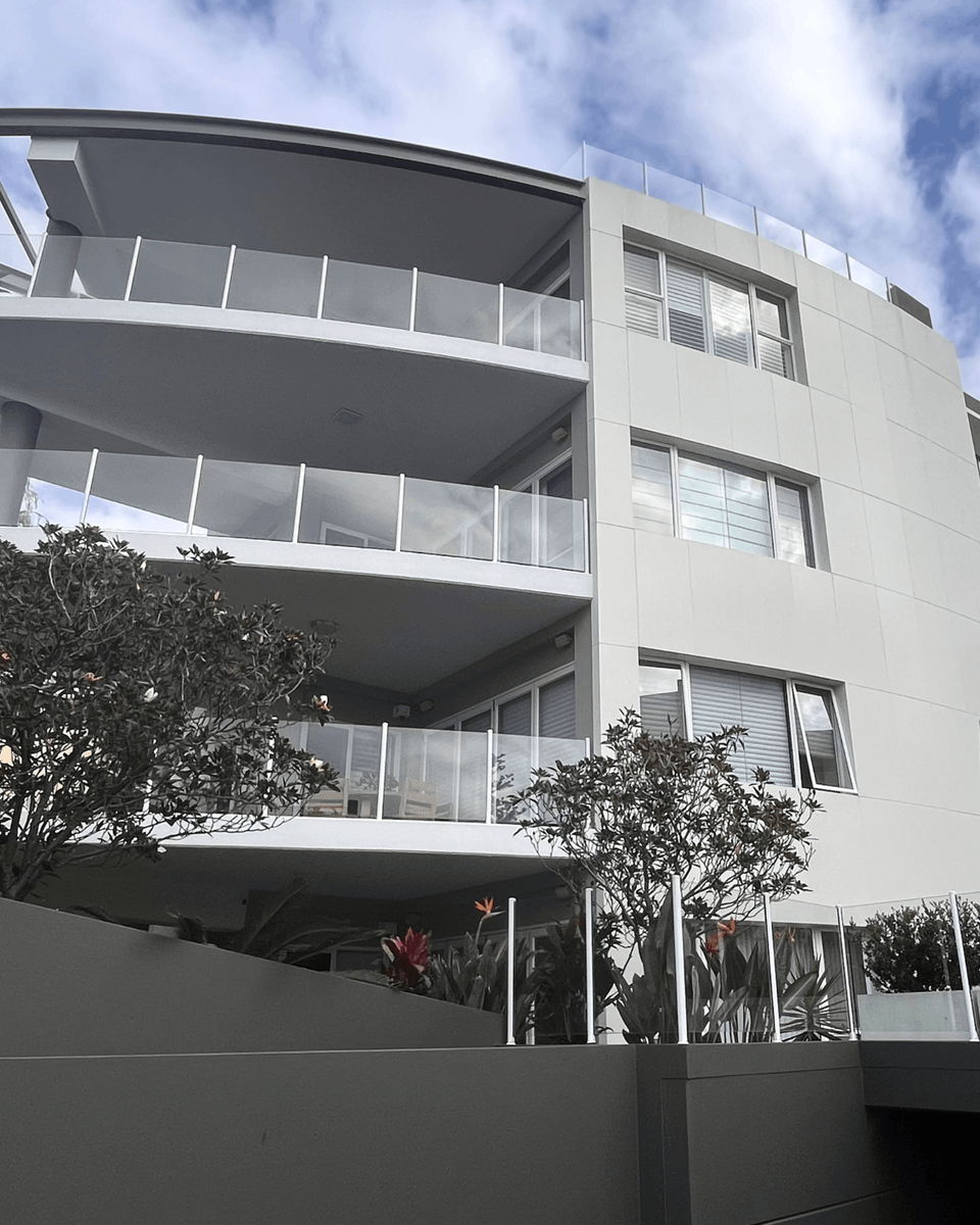 NetworkBS's tweet photo. South Coast Cladding have expertly installed ALPOLIC™ NC in Milk White on these South Coast apartments. The result? A sleek, modern finish that gives the entire façade a fresh, contemporary look.

#networkbuildingsupplies #alpolic #alpolicaustralasia #facade #australianbusiness https://t.co/JR2i5rLRhx