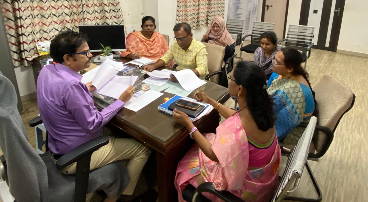DmhoDr's tweet image. Conducted a comprehensive review meeting with all Prog.Officers. All the progms were reviewed in detail,including:MHN,NCD,NUHM,NTEP,NVBDCP,NVHCP,UIP,AIDS&amp;amp;LEPROSY. Functionality of Aarogya Mahila Clinics,Immunization status and strategies to improve coverage,Shukravaram Sabhas