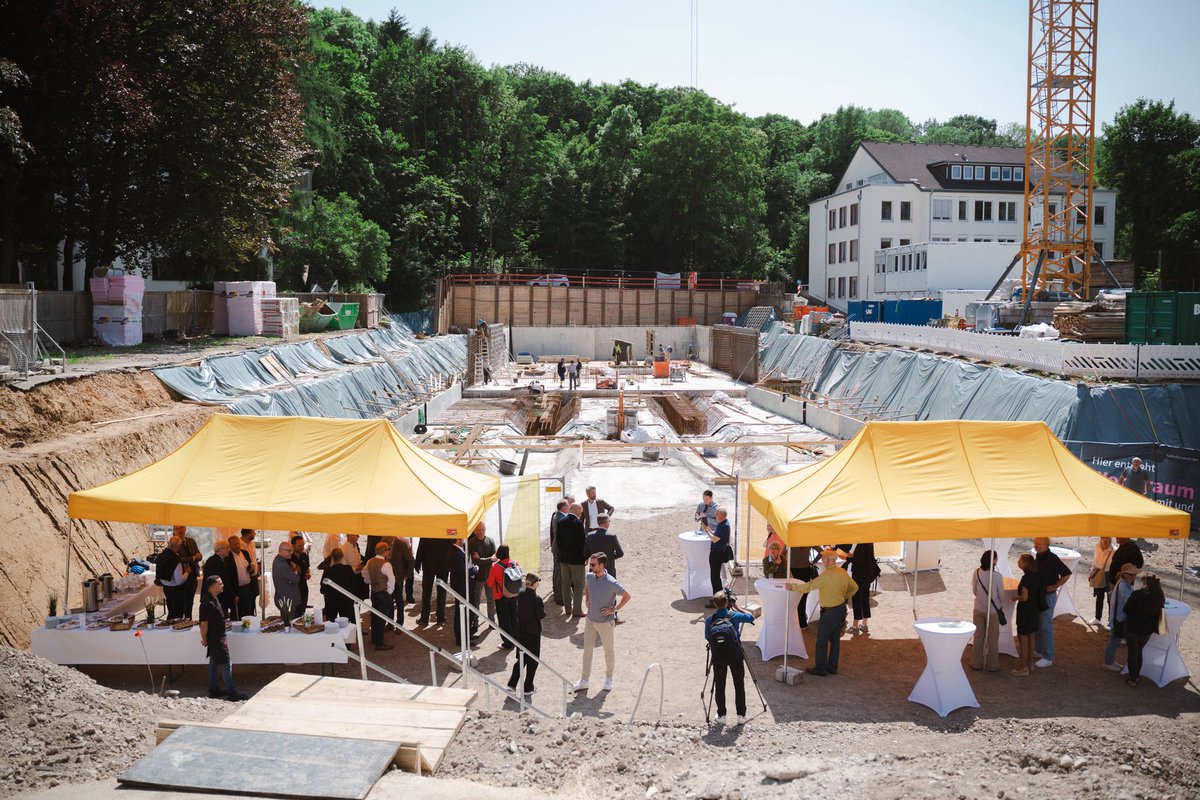 Wenn der Mieterbund und Haus &amp; Grund sich zusammen tun und eine Genossenschaft gründen, um bezahlbaren, inklusiven Wohnraum und eine Kita zu schaffen, dann ist das großartig und dann ist das Bonn. Gestern Grundstein gelegt, weiter geht’s 💚