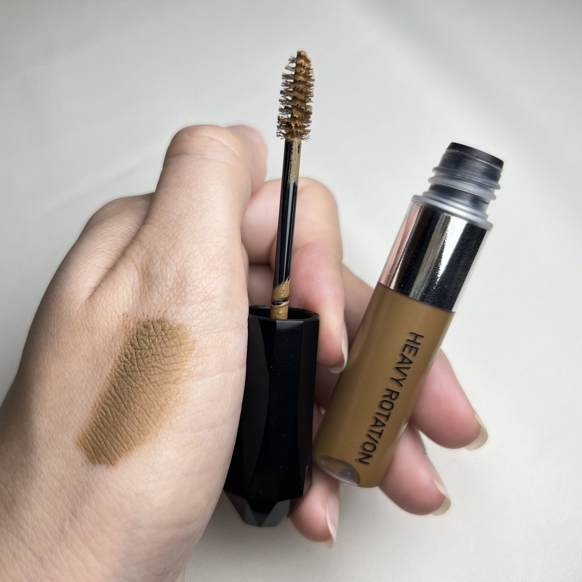 __youuuuuuuunoh's tweet image. ทุกคนต้องเคยได้ยินที่ปัดคิ้วยี่ห้อนี้ kiss me heavy rotation วันนี้ชั้นไปสอยน้องมาแล้ว ปกติเป็นคนคิ้วสีเข้มมากก เป็นปัญหาจริงๆนะ เจอตัวนี้แค่ปัด สีคิ้วก็เปลี่ยนเลย ละมุนขึ้นมาก หน้าดูซอฟเลย ใครลังเลไปลองเหอะ ไอเทมเลิ้บตัวใหม่
#Kissmethailand #Kissme #Heavyrotation #มาสคาร่าคิ้ว