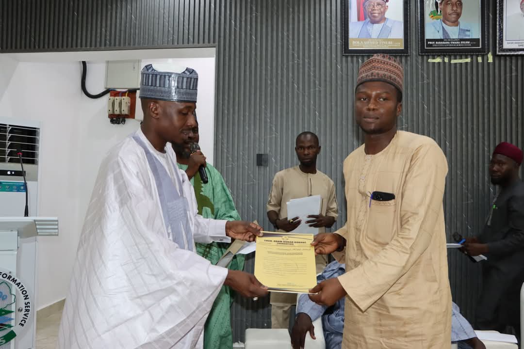 AliShettima18's tweet photo. A True Son of Kukawa: Engr.  Bababe Invests in Education

 @EngrBababe, the Executive Secretary of the BOGIS and a proud son of Kukawa Local Government, has taken a remarkable step in promoting education by awarding scholarships to 37 outstanding students from his home community. https://t.co/t3jQDvsKHw