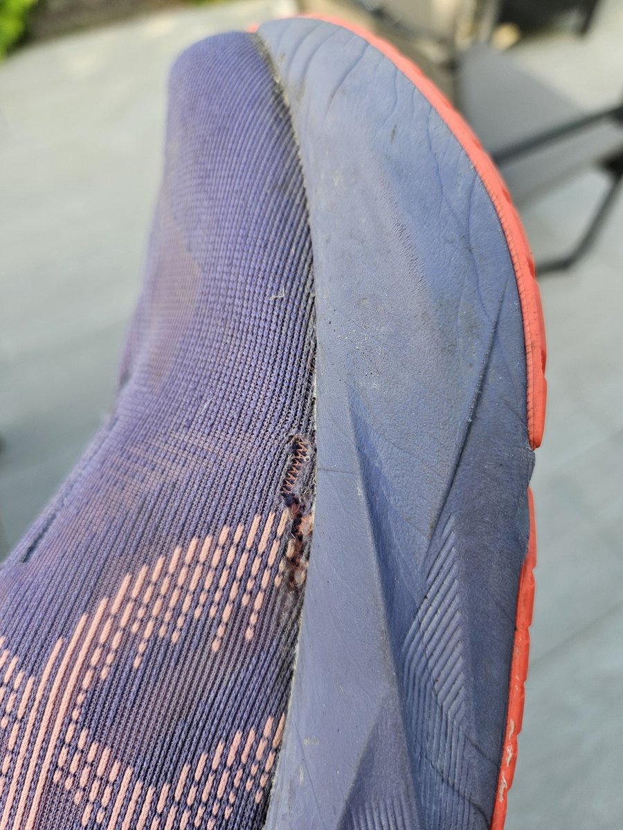 XAniesa's tweet photo. @ASICSeurope   bonjour Asics, j'ai un problème sur mes novablast 5. La tige se déchire sur les bords intérieurs, et des 2 côtés.
Elles n'ont que 300km et achetées en décembre. Y a t'il un recours ou une garantie ?
Merci beaucoup pour votre retour https://t.co/htLcFWHiaf