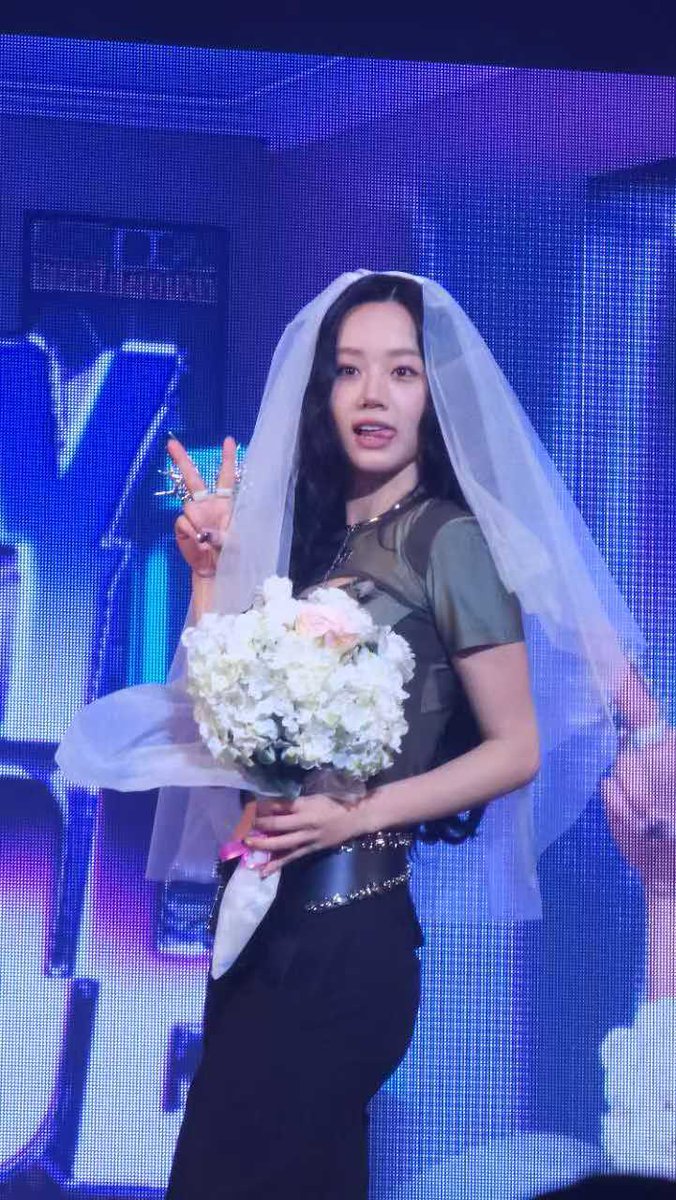 chyicyicyh's tweet photo. You must be exhausted, my girl. 🥹
Please get married immediately👰

#Hyeri #이혜리 #WelcomeToHyerisStudioInOsaka https://t.co/JoVWvxiFHv