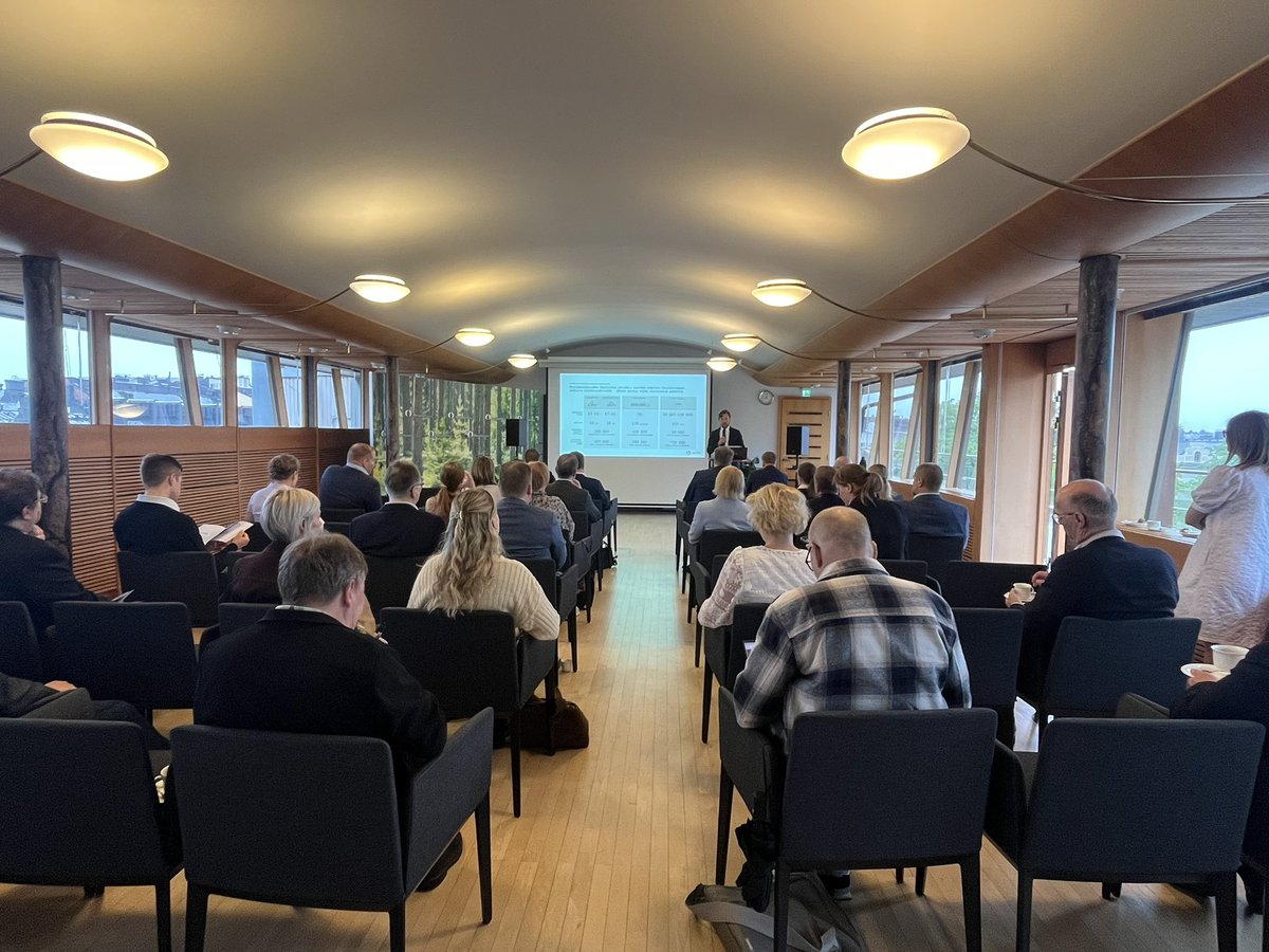 Metsäteollisuus (@metsateollisuus) on Twitter photo Tuore selvitys osoittaa, että metsäteollisuuden logistiikan suurin potentiaali lisäisiin päästövähennyksiin on kuljetusten siirtämisessä teiltä raiteille. 
Lue selvitys: metsateollisuus.fi/uutishuone/sel…
#metsäteollisuus #logistiikka Tuore selvitys osoittaa, että metsäteollisuuden logistiikan suurin potentiaali lisäisiin päästövähennyksiin on kuljetusten siirtämisessä teiltä raiteille. 
Lue selvitys: metsateollisuus.fi/uutishuone/sel…
#metsäteollisuus #logistiikka