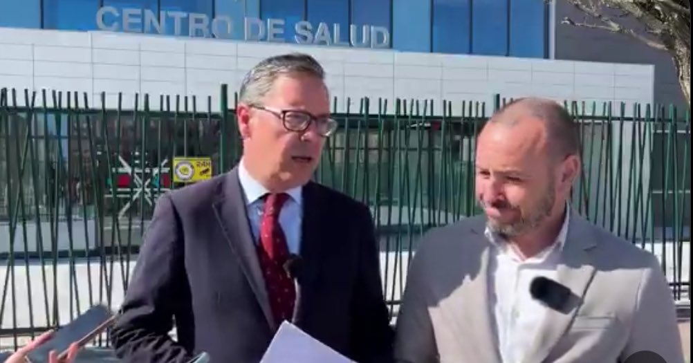 Ramón Jurado (@ramonjurado) on Twitter photo Más de 2 meses desde que el señor <a href="/SerranoAlfonso/">Alfonso Serrano</a> acudió a hacerse una foto en la puerta del nuevo centro de salud de #Parla este.
Sin fecha de apertura, sin noticias de la dotación médica, más de 10 días para una cita de atención primaria en cualquiera de los otros 4 centros de Más de 2 meses desde que el señor <a href="/SerranoAlfonso/">Alfonso Serrano</a> acudió a hacerse una foto en la puerta del nuevo centro de salud de #Parla este.
Sin fecha de apertura, sin noticias de la dotación médica, más de 10 días para una cita de atención primaria en cualquiera de los otros 4 centros de