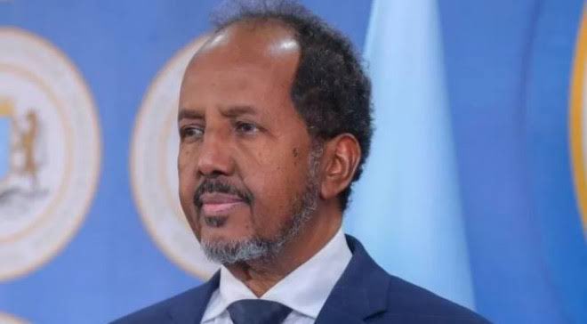 Soomaaliya  Miyaay Noqon Doontaa Ereteriya Cusub?

Waxaa cirka isku sii shareeraya xiisadda siyaasadeed ee u dhaxaysa dowladda federaalka Soomaaliya iyo Beesha Caalamka, kaddib markii Villa Somalia ay si toos ah ula dagaashay Beesha Caalamka, gaar ahaan Kooxda (C6+), oo ay ku