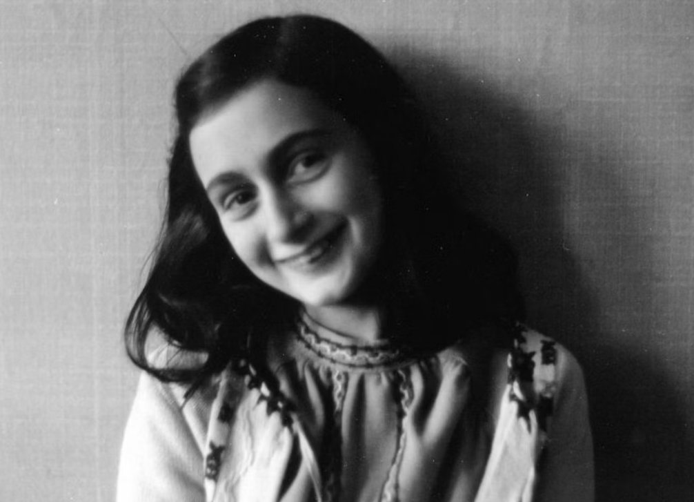 "Einmal wird dieser schreckliche Krieg doch aufhören, einmal werden wir auch wieder Menschen und nicht allein Juden sein."

Anne Frank   
* 12. Juni 1929 - † Februar oder Anfang März 1945 im KZ Bergen-Belsen