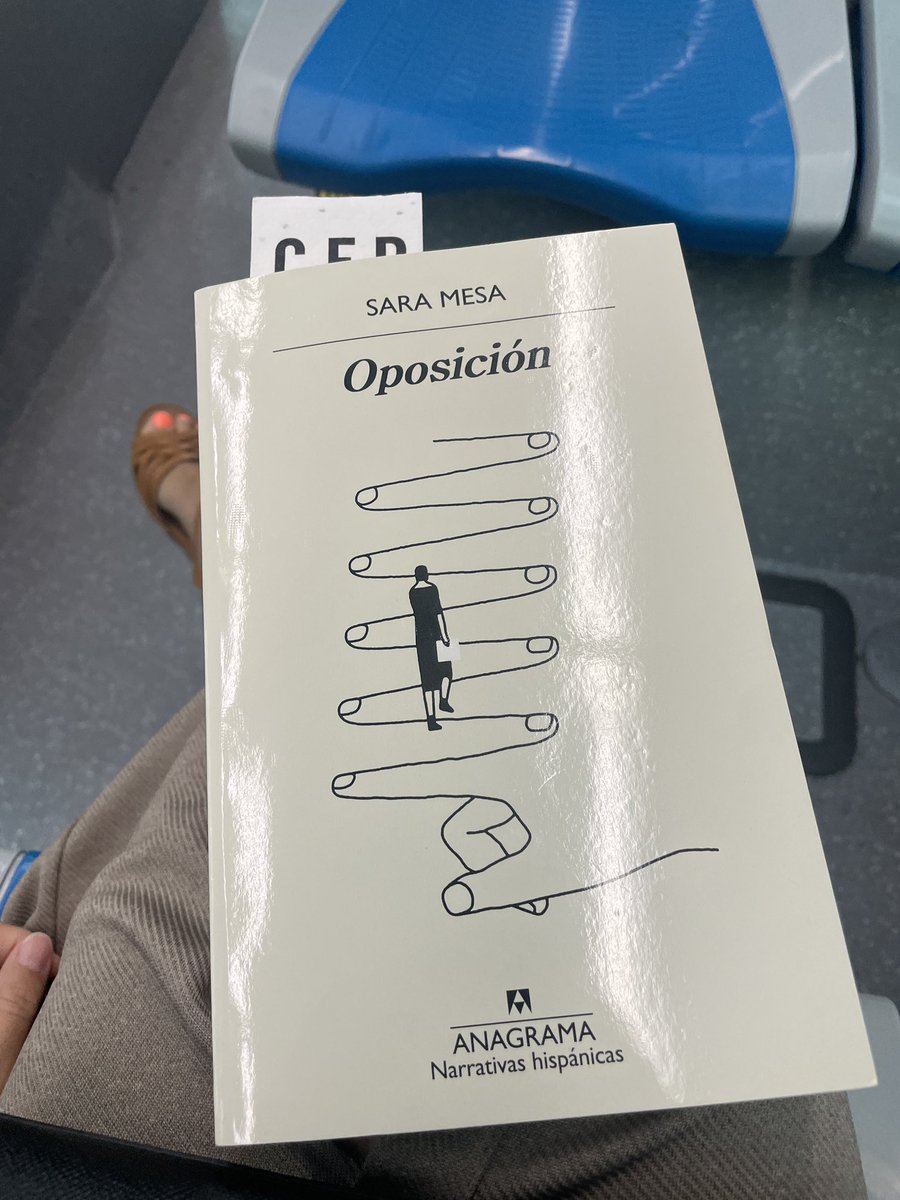 'Oposición', de Sara Mesa. Un libro que todo nuevo funcionario debería leer, a ser posible en el bus de camino al trabajo. Río y lloro a partes iguales. 🥹
<a href="/AnagramaEditor/">Editorial Anagrama</a>