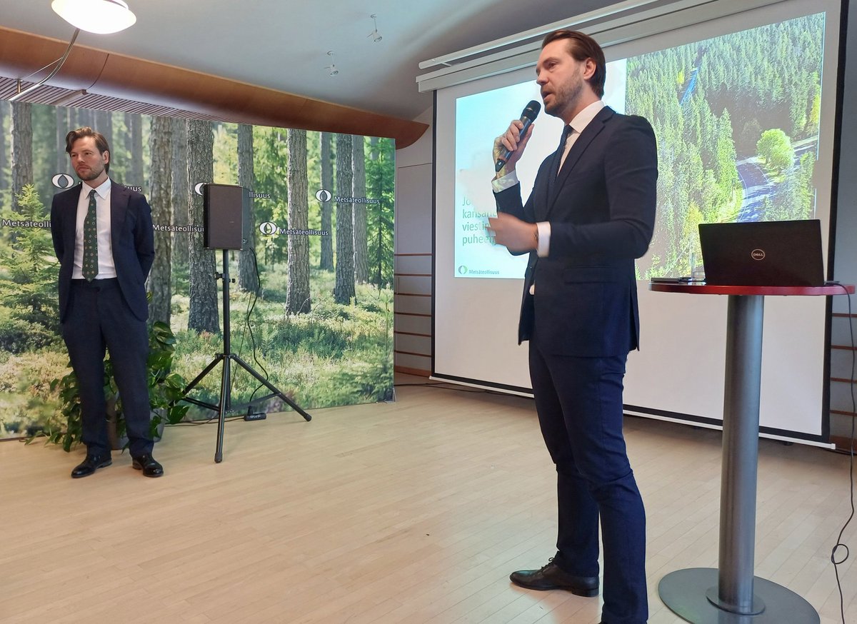 Liikenne- ja viestintävaliokunnan puheenjohtaja <a href="/JouniOvaska/">Jouni Ovaska</a> peräänkuuluttaa pitkäjänteistä politiikkaa tavaraliikenteen edellytysten parantamiseksi.
<a href="/metsateollisuus/">Metsäteollisuus</a> avaus raidekuljetusten lisäämisestä tervetullutta #puhdassiirtymä #logistiikka