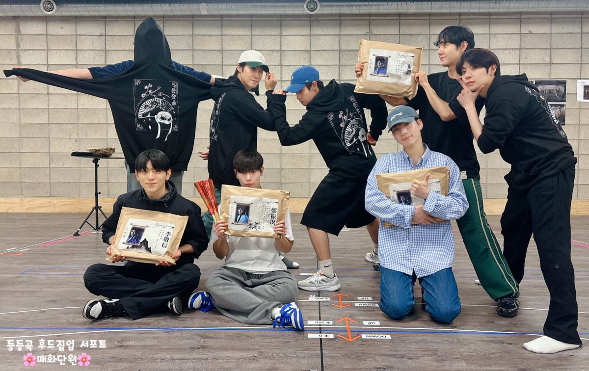 컴퍼니에서 보내주신 사진입니다.
+얼굴을 꽁꽁 감추신 길삼봉(?)이 누구신지 맞춰보세요😊

*사진은 2차가공크롭없이 자유롭게 저장&amp;재업 가능합니다.