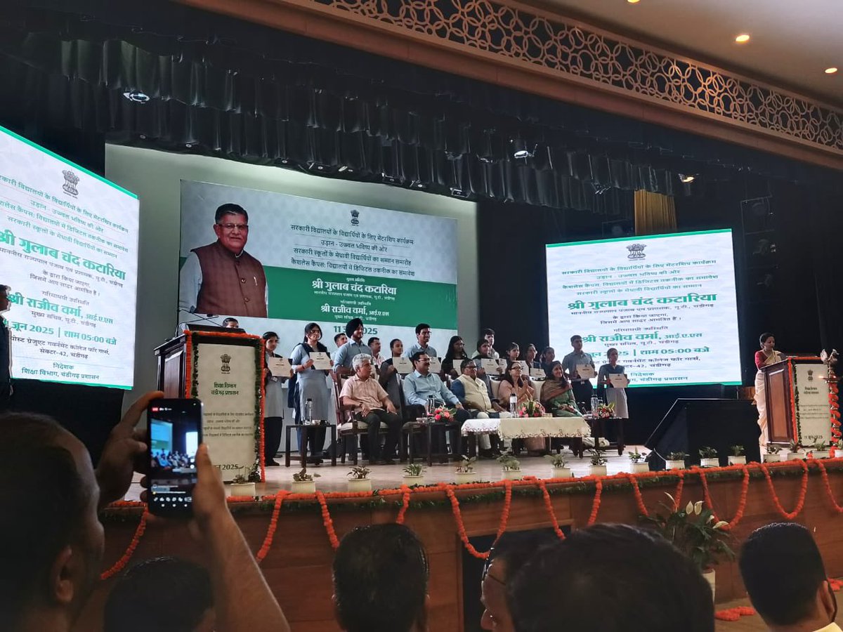 GGMSSS18 CHD (@ggmsss18) on Twitter photo #ProudMoment
#CBSEtoppers
#Session2024-25
Class 12 CBSE toppers of PM SHRI GGMSSS 18 was honoured by education department at a ceremony conducted at Govt.Girls College , Sector-42 Chandigarh.
<a href="/EduMinOfIndia/">Ministry of Education</a>
<a href="/DselEduMinistry/">Department of School Education & Literacy</a>
<a href="/sanjayjavin/">Sanjay Kumar</a>
<a href="/SamagraShiksha/">SAMAGRA SHIKSHA MoE India</a>
<a href="/chandigarh_admn/">Chandigarh Admn</a> #ProudMoment
#CBSEtoppers
#Session2024-25
Class 12 CBSE toppers of PM SHRI GGMSSS 18 was honoured by education department at a ceremony conducted at Govt.Girls College , Sector-42 Chandigarh.
<a href="/EduMinOfIndia/">Ministry of Education</a>
<a href="/DselEduMinistry/">Department of School Education & Literacy</a>
<a href="/sanjayjavin/">Sanjay Kumar</a>
<a href="/SamagraShiksha/">SAMAGRA SHIKSHA MoE India</a>
<a href="/chandigarh_admn/">Chandigarh Admn</a>