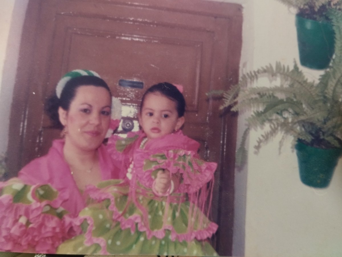 Montaíta en el tío vivo
con mi traje de lunares 
cada vuelta me costaba 
diez piropos de mi mare.

#letrillasdeandarporcasa
#feriadesanantonio
#chiclana
