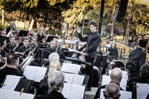 AjuntamentVLC's tweet photo. 🎷Comença el #FestivalJazzValència!🎶

La formació "New Tango Sextet", junt amb la Banda Simfònica Municipal de #València, oferixen, sota la batuta de Cristóbal Soler, un concert gratuït als 📍Jardins del @palaumusicavlc 

⏰ 20:15 h

🎟️ Entrada lliure

ℹ️ https://t.co/MmbtfWKWIB https://t.co/LsAr007tOe