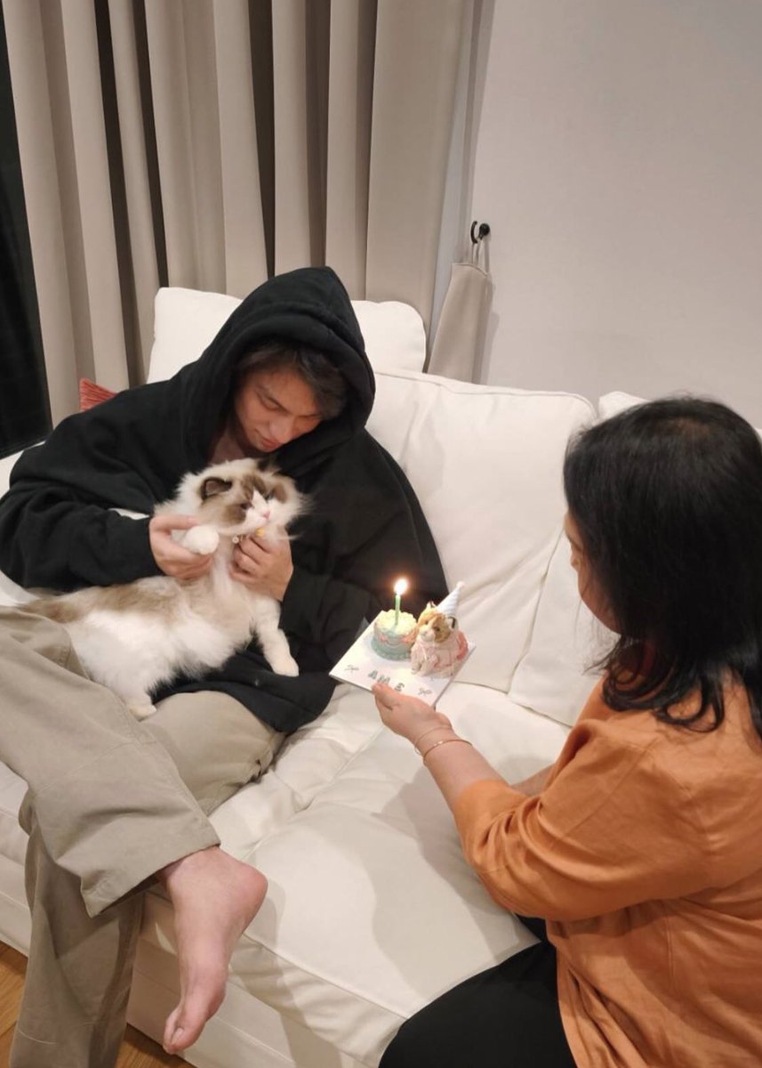 brights4bvc's tweet photo. Ame's birthday celebrations with Papa Bright throughout the years. 🥺♥️

HAPPY BIRTHDAY AME
#PureLove5thWithAME 
#Amemeow #bbrightvc https://t.co/I3EvKTaZSC