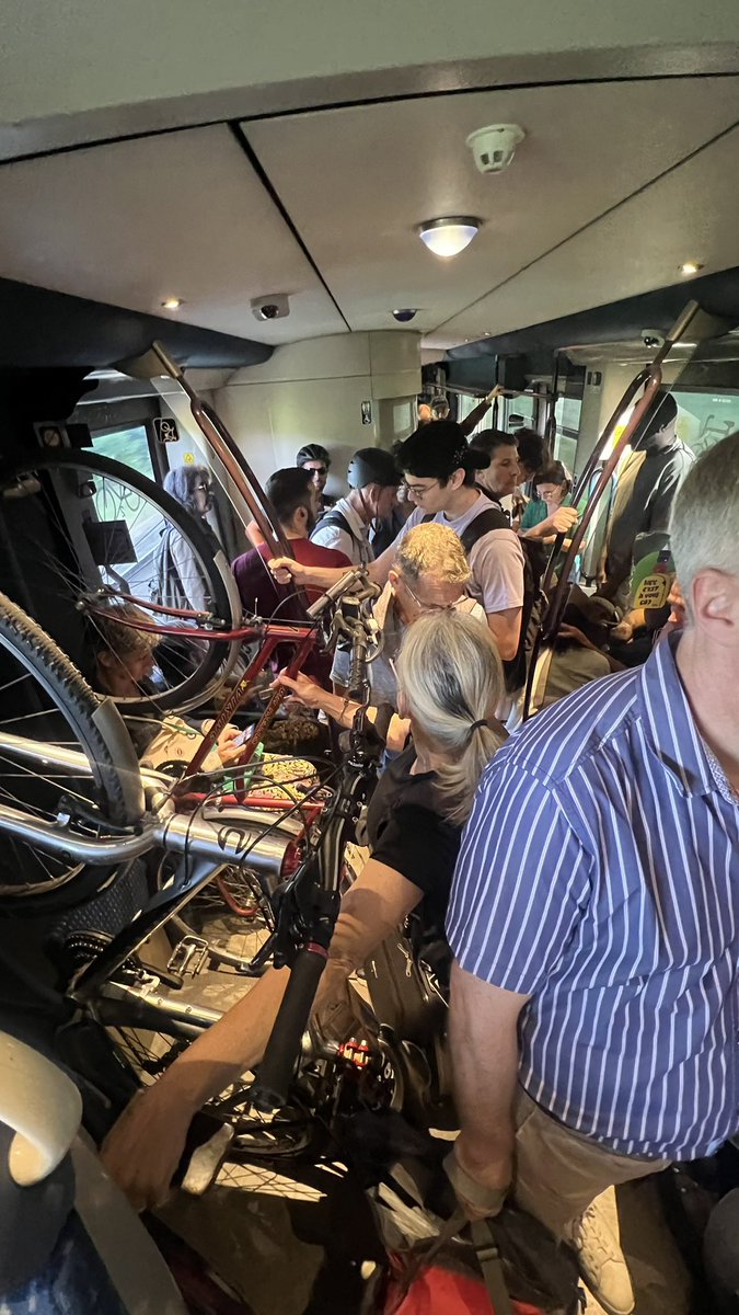Merci <a href="/SNCFAURA/">SNCF AURA</a> de nous accueillir dans vos trains si agréablement….. un wagon au lieu de trois sur une ligne très fréquentée au milieu des vélos…. Sécurité absolue en cas de freinage d’urgence… ligne Roanne/St Étienne ! #sncf