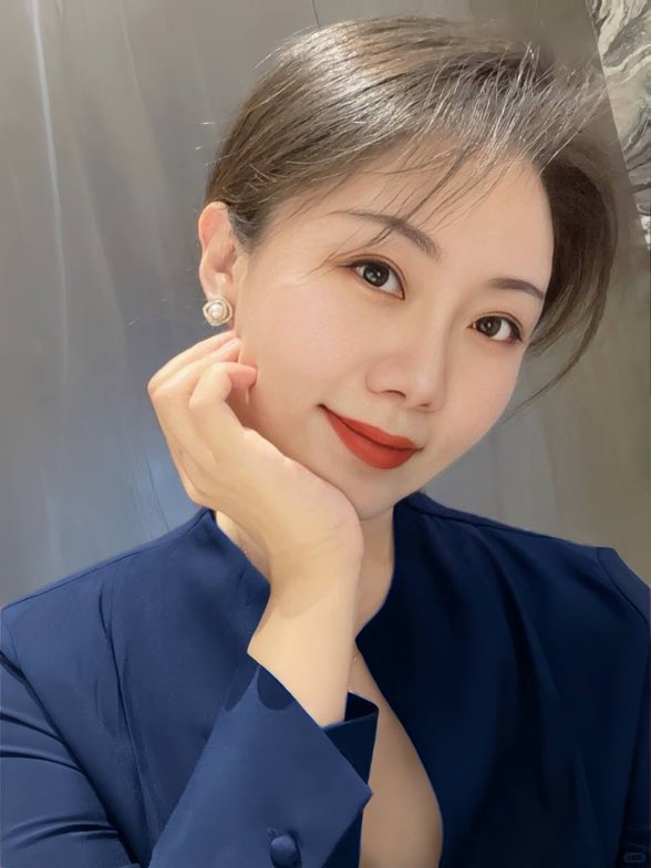 133538e's tweet photo. 那就大胆玩一次露出吧，虽然办公室没人在，但也觉得很刺激…

不知道你们会不会嫌弃我有浓密的阴毛，可是偏偏又是毛发旺盛才代表着女人性欲高涨…

上午刷推让我难以自持，想不想想近距离看私处淫水泛滥的景象呢？点赞本条推文才有资格噢～ https://t.co/D8tj3nUcza
