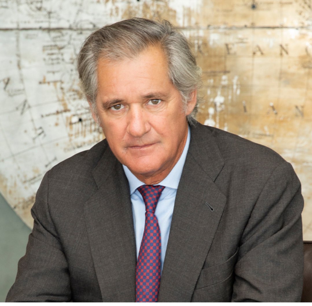 Se llama José Manuel Entrecanales Domecq. Es presidente de Acciona, una empresa que, según la UCO, ha sido beneficiada presuntamente por Santos Cerdán a cambio de mordidas. Publico su rostro porque esta empresa está pagando importantes sumas de dinero a los medios en publicidad